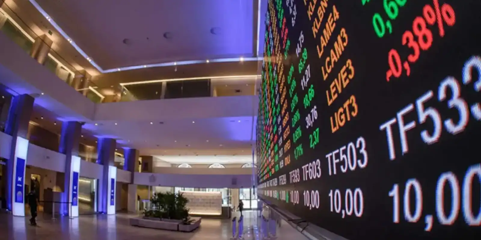 Bolsa atinge menor nível desde janeiro com exterior e tensão política