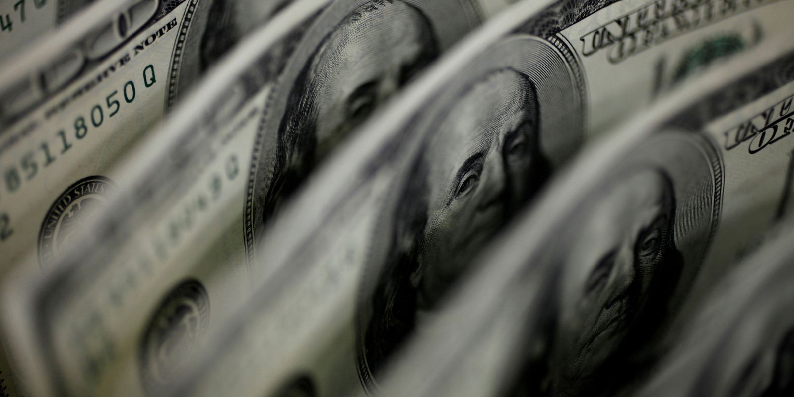 Dólar sobe para R$ 5,11, e bolsa fica estável, apesar de tensão global