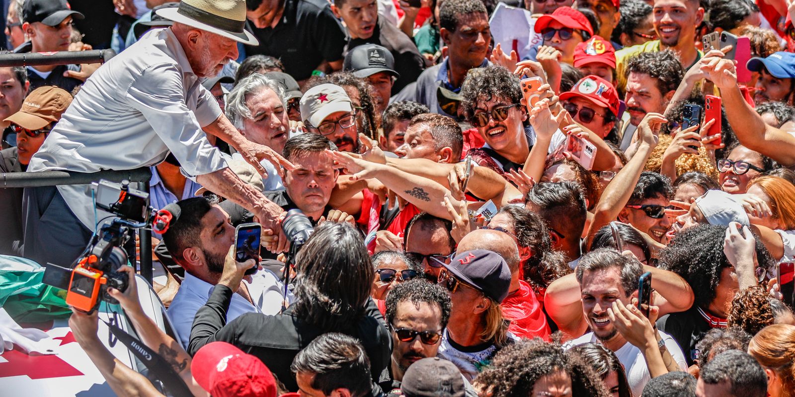 Brasil não será governado por sócios do Banco Master, diz Lula em ato