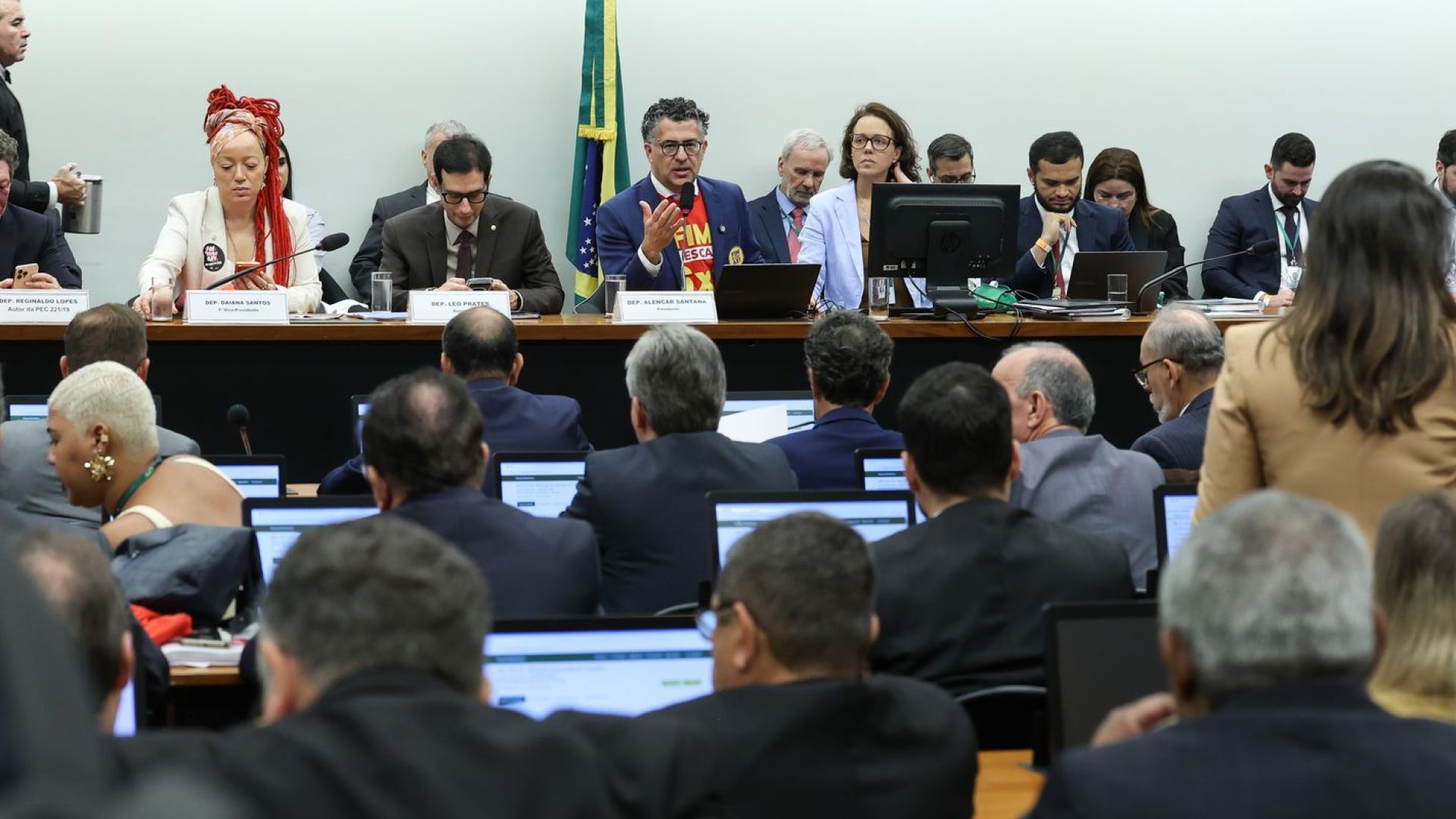Centrão tenta derrubar transição de 60 dias para fim da escala 6x1