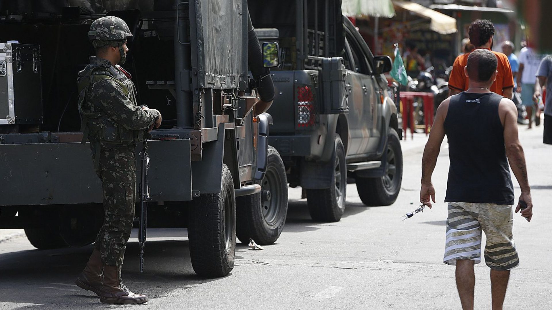 Polícia faz ação para cumprir 56 mandados de prisão na Maré, no Rio