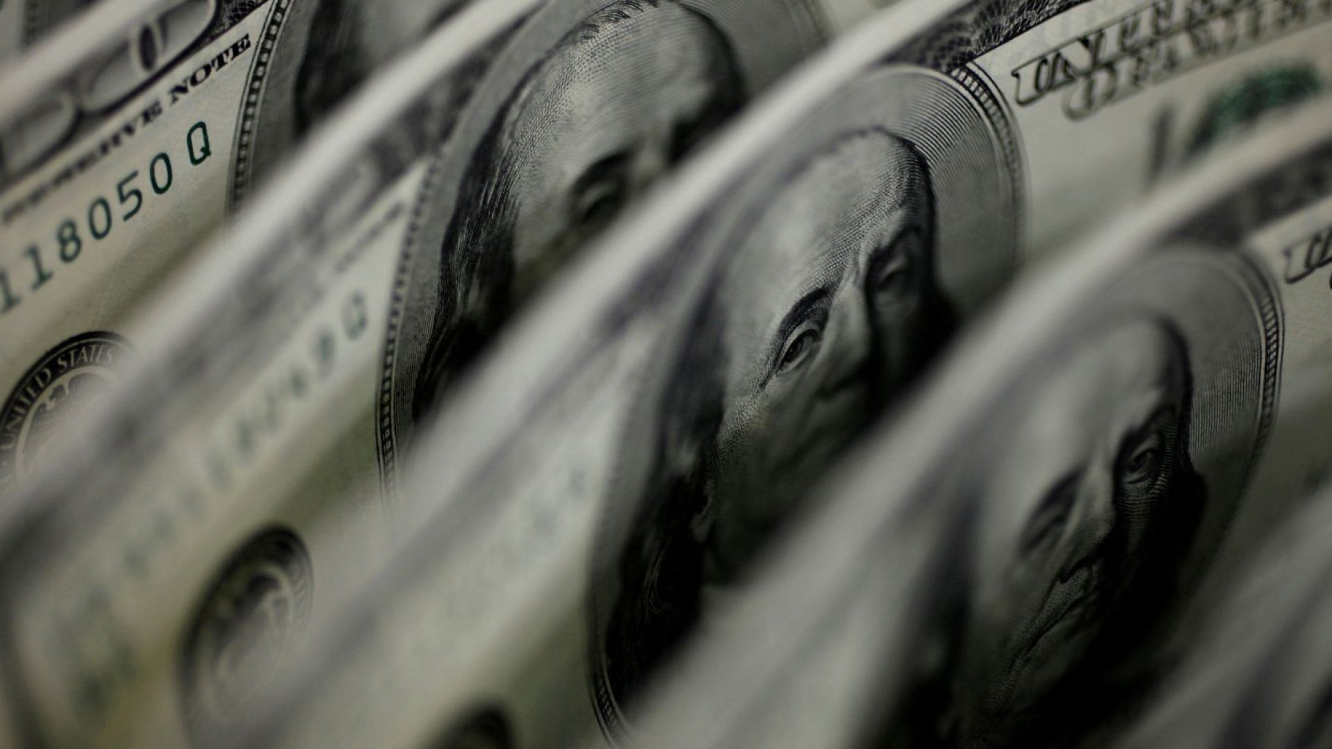 Dólar sobe para R$ 5,11, e bolsa fica estável, apesar de tensão global