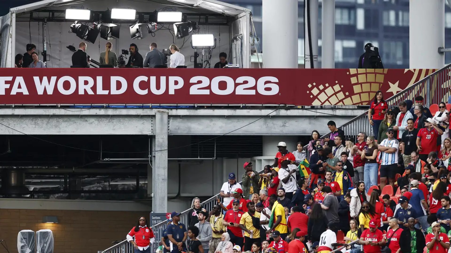 Paixão pelo futebol expõe população à publicidade de bets, alerta Idec