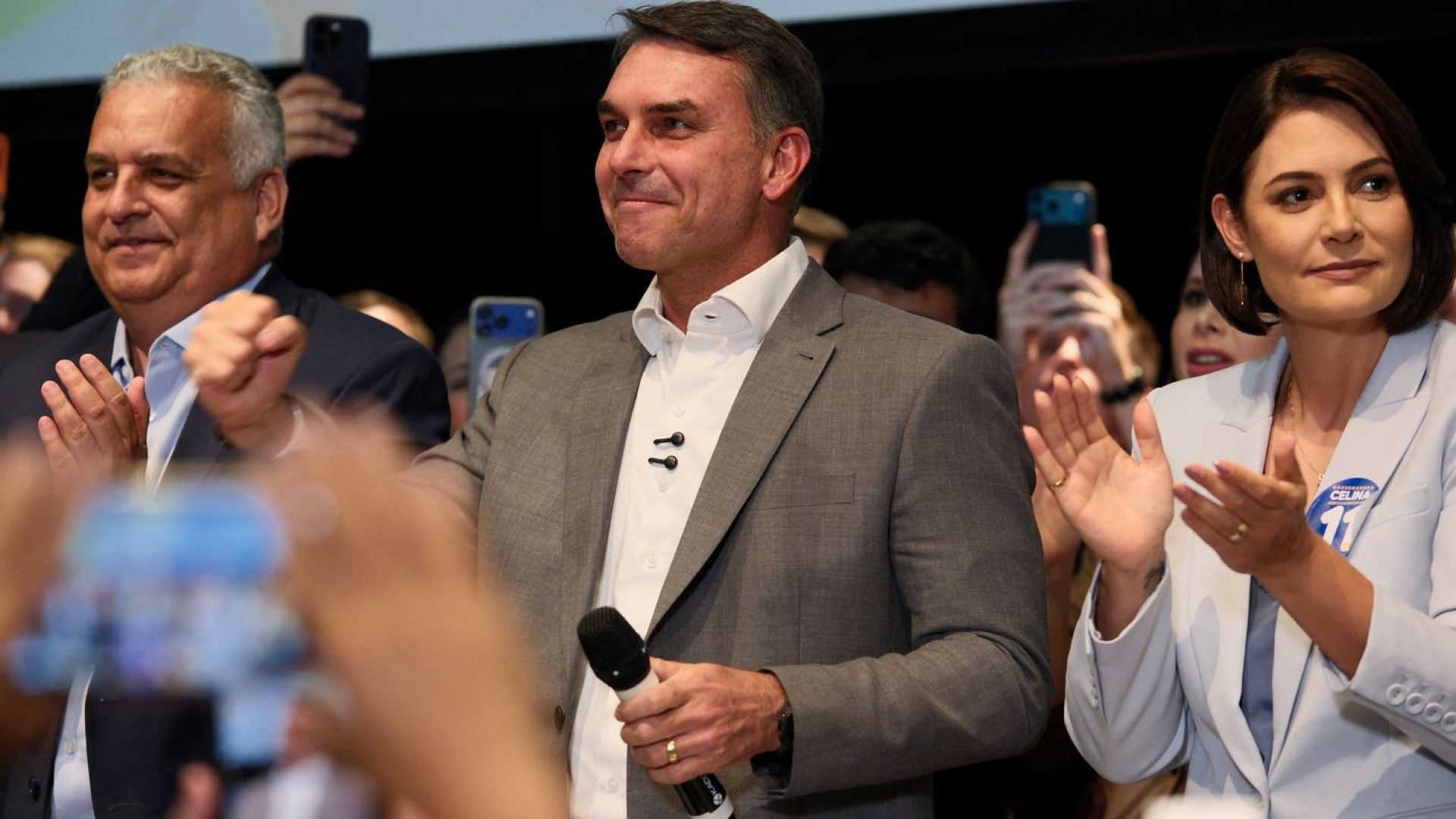 Flávio Bolsonaro recebe apoio de partidos e fala em mudar Constituição