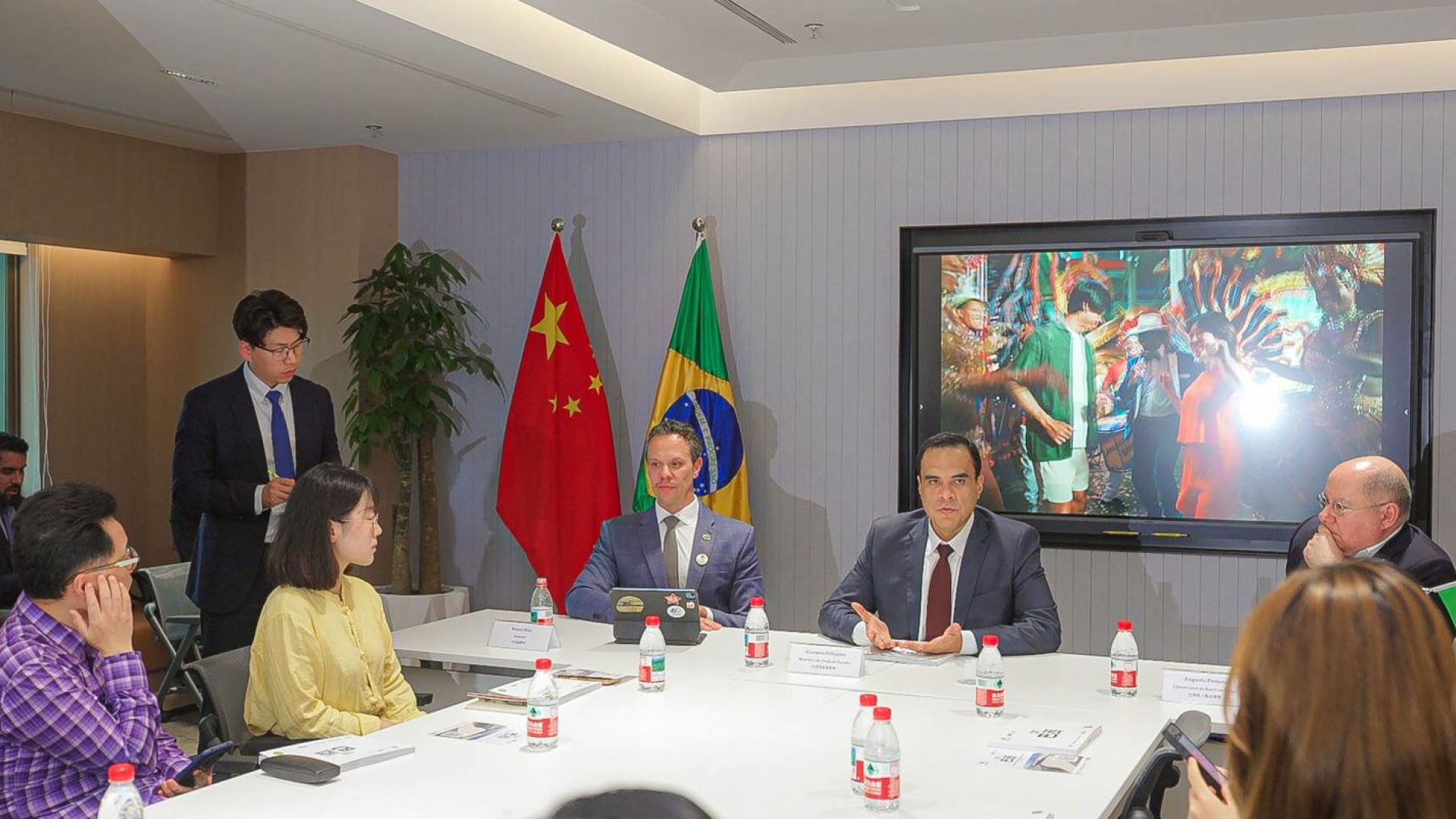 Guia em mandarim mostra oportunidades de investimentos no Brasil