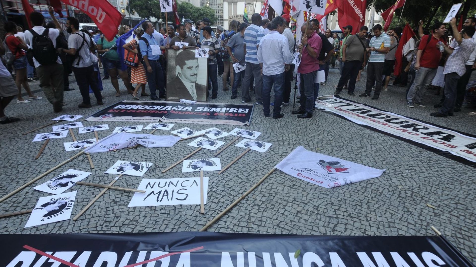 909520-ditadura20nunca20mais_protesto_rj.jpg