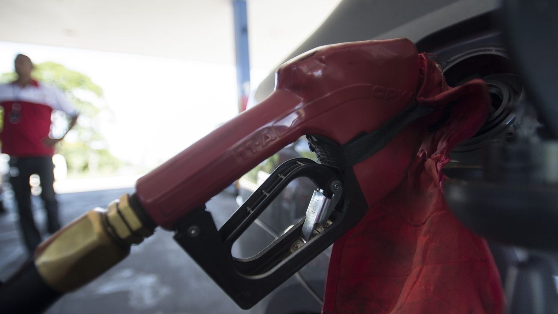 Com nova alta mundial do petróleo, governo mantém desconto na gasolina