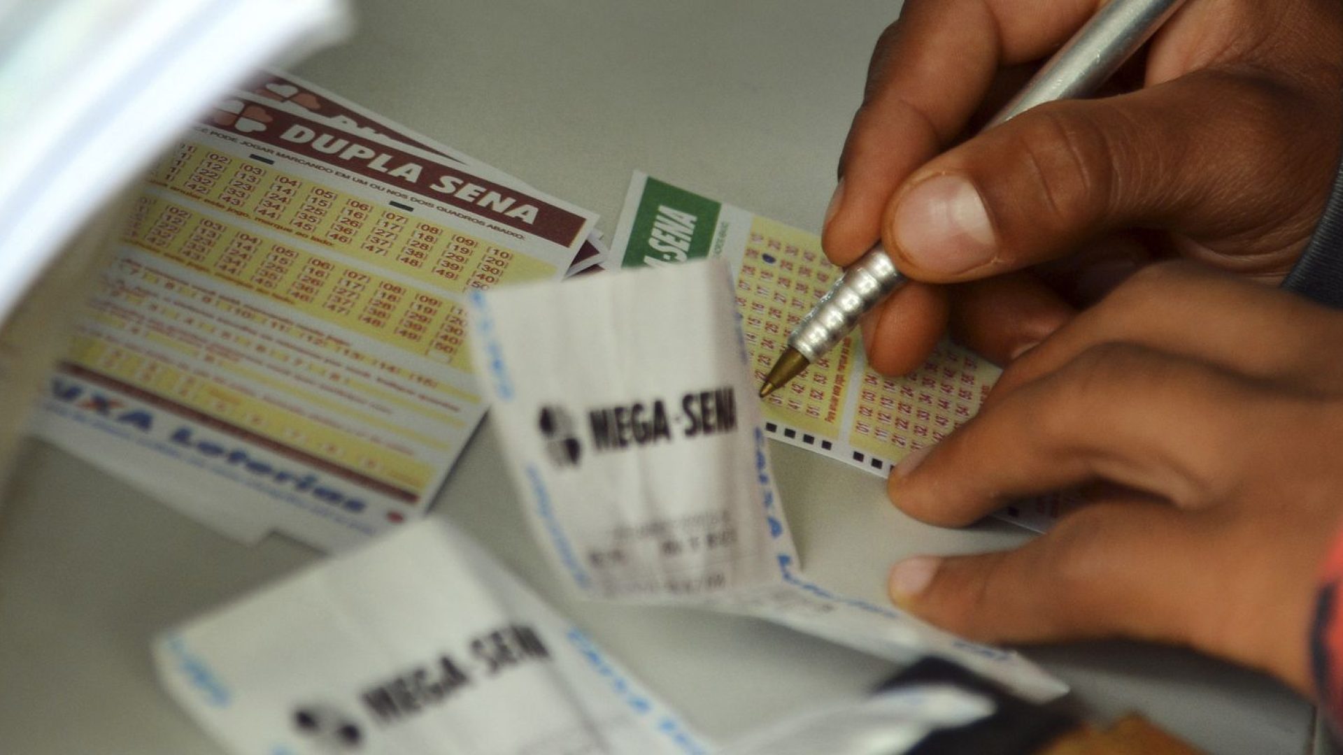 Mega-Sena acumula novamente e prêmio principal vai para R$ 45 milhões