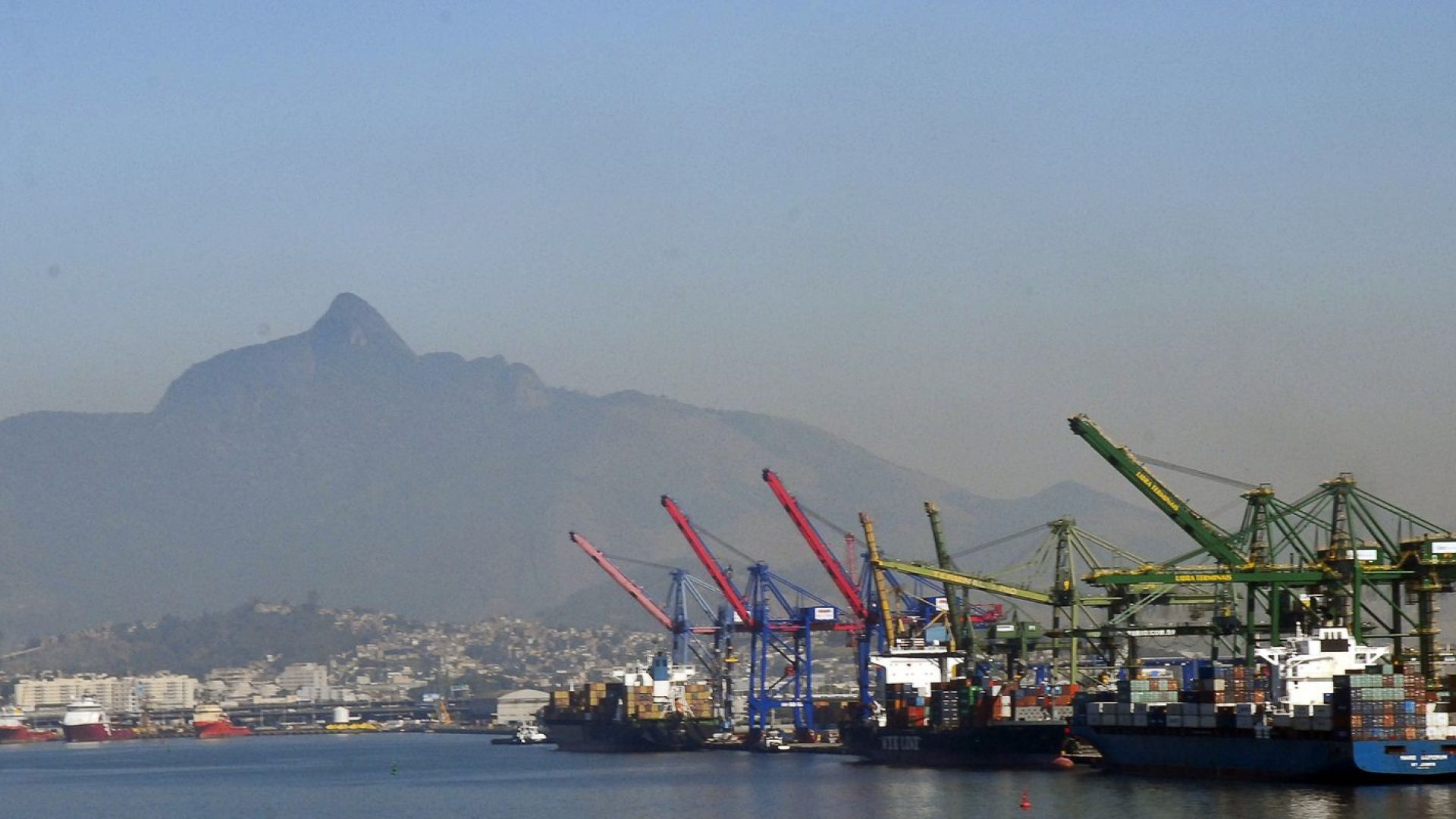 Superávit comercial cresce 10,8% em maio puxado por soja e cobre
