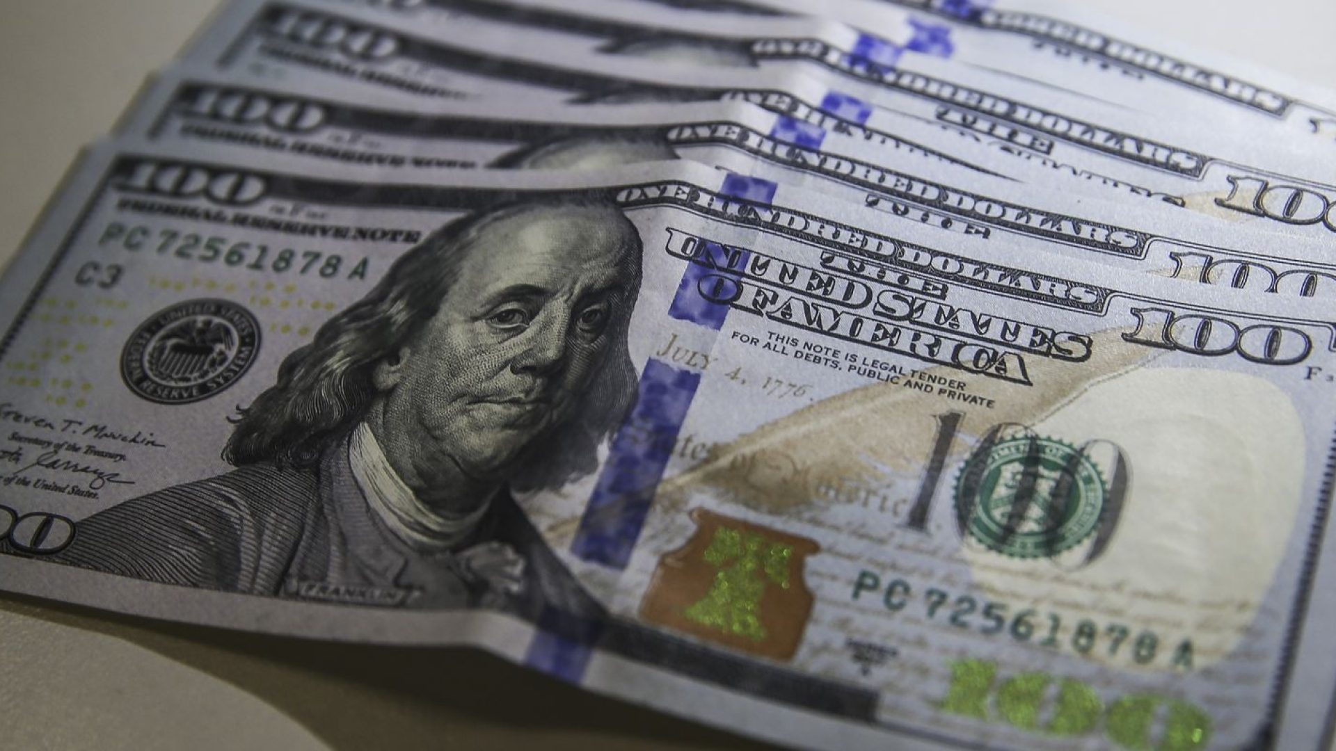 Dólar fica estável em R$ 5,08, mas cai 0,58% na semana