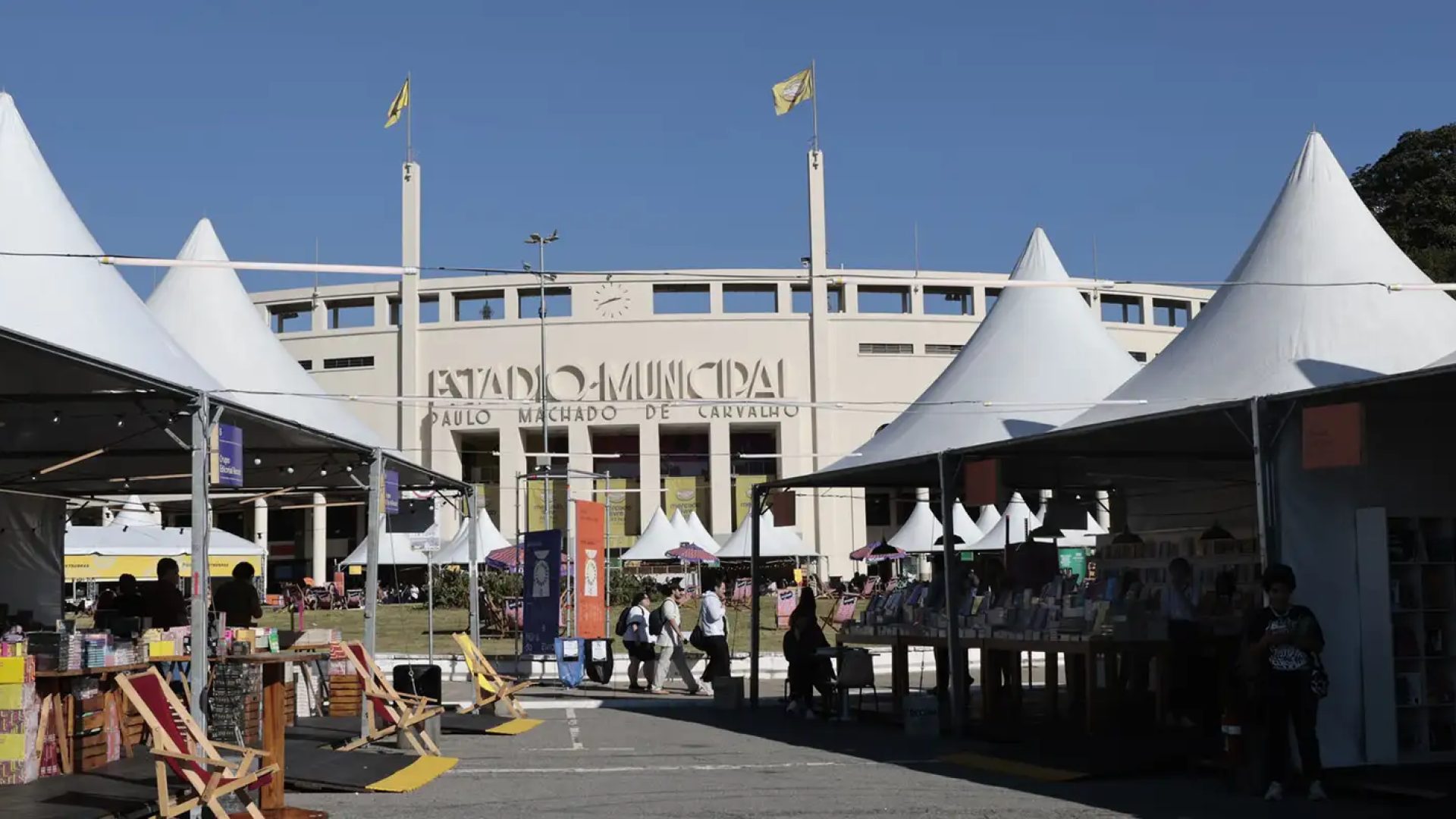 Feriado em SP tem programação gratuita em feira do livro no Pacaembu