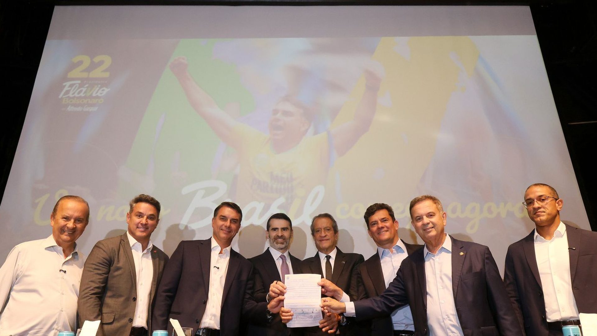 Flávio Bolsonaro recebe apoio de governadores eleitos e Cury