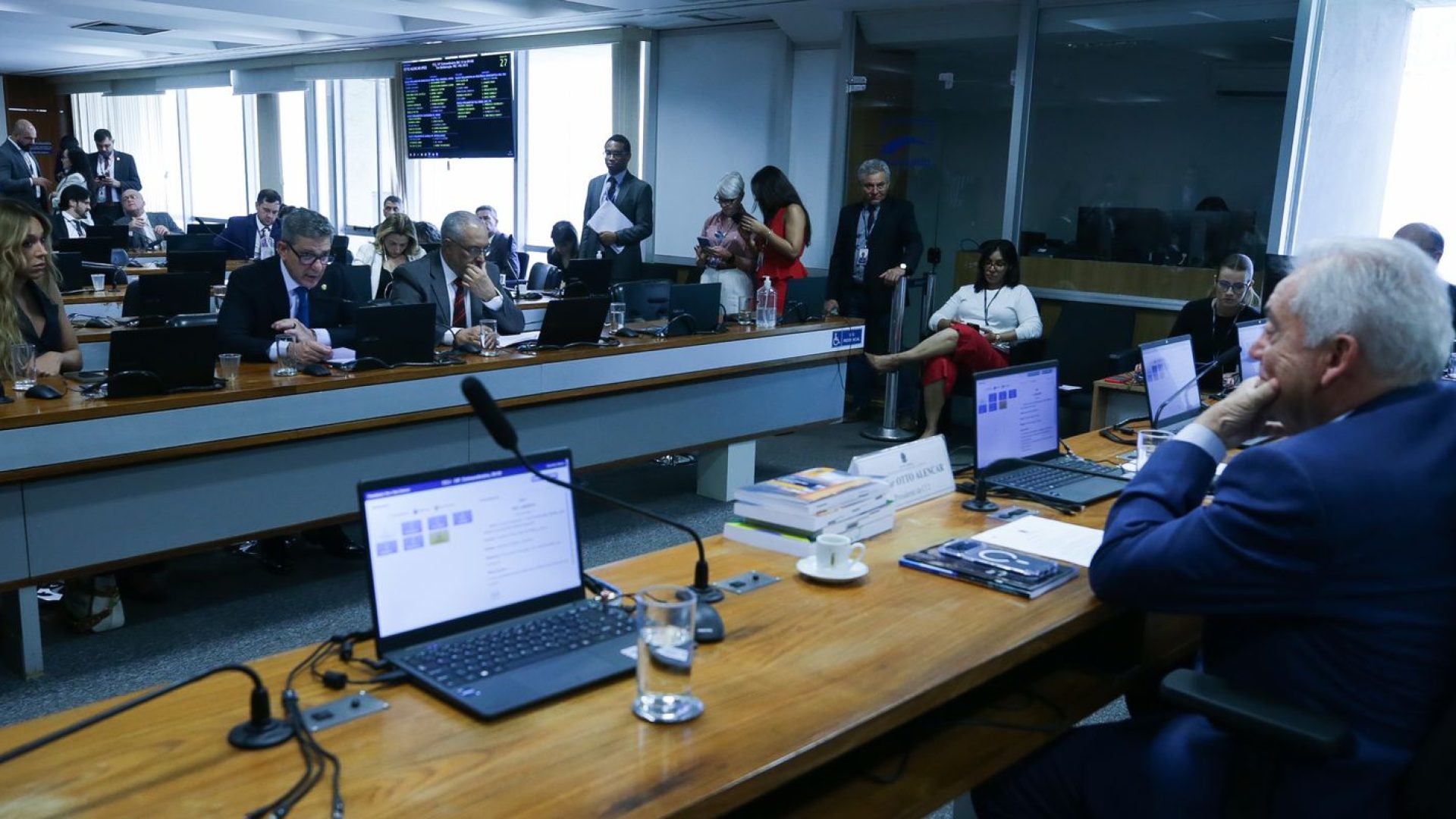 Senadores discutem ritmo de tramitação da PEC do fim da escala 6x1