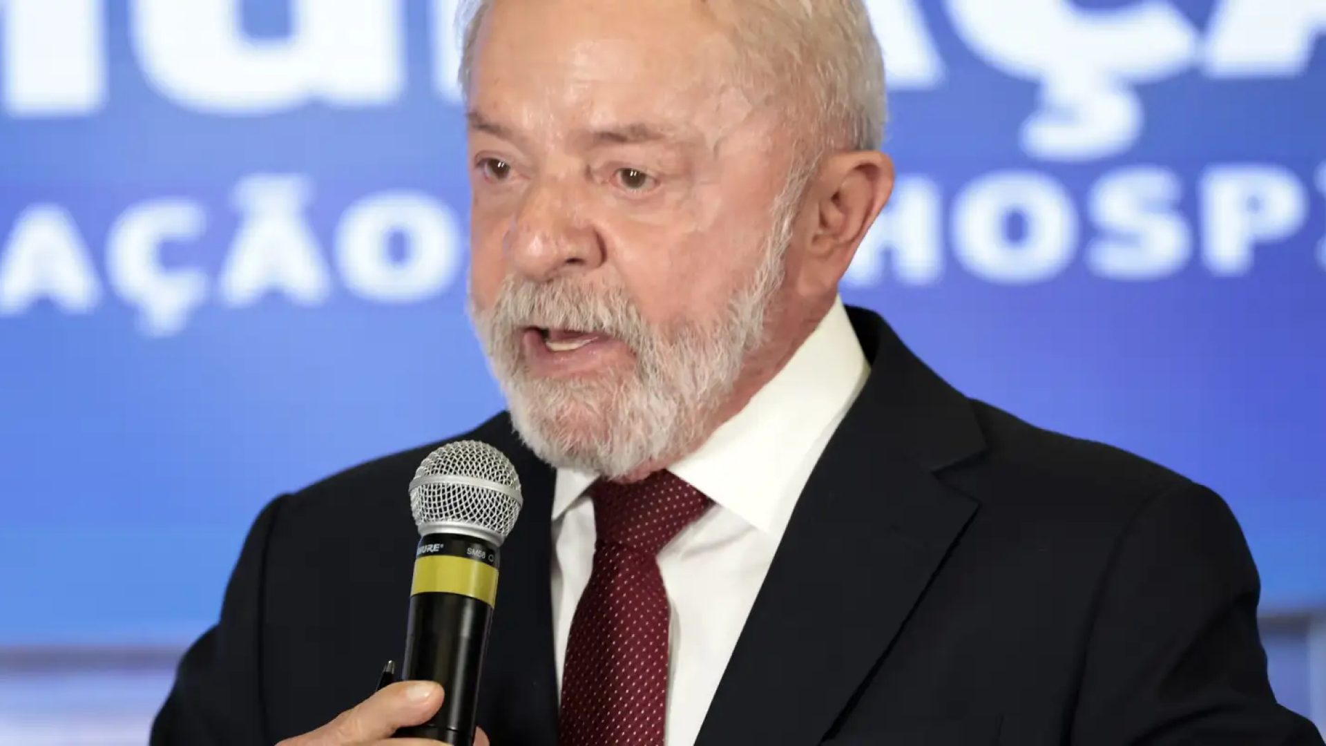 Lula inicia radioterapia após retirada de lesão no couro cabeludo