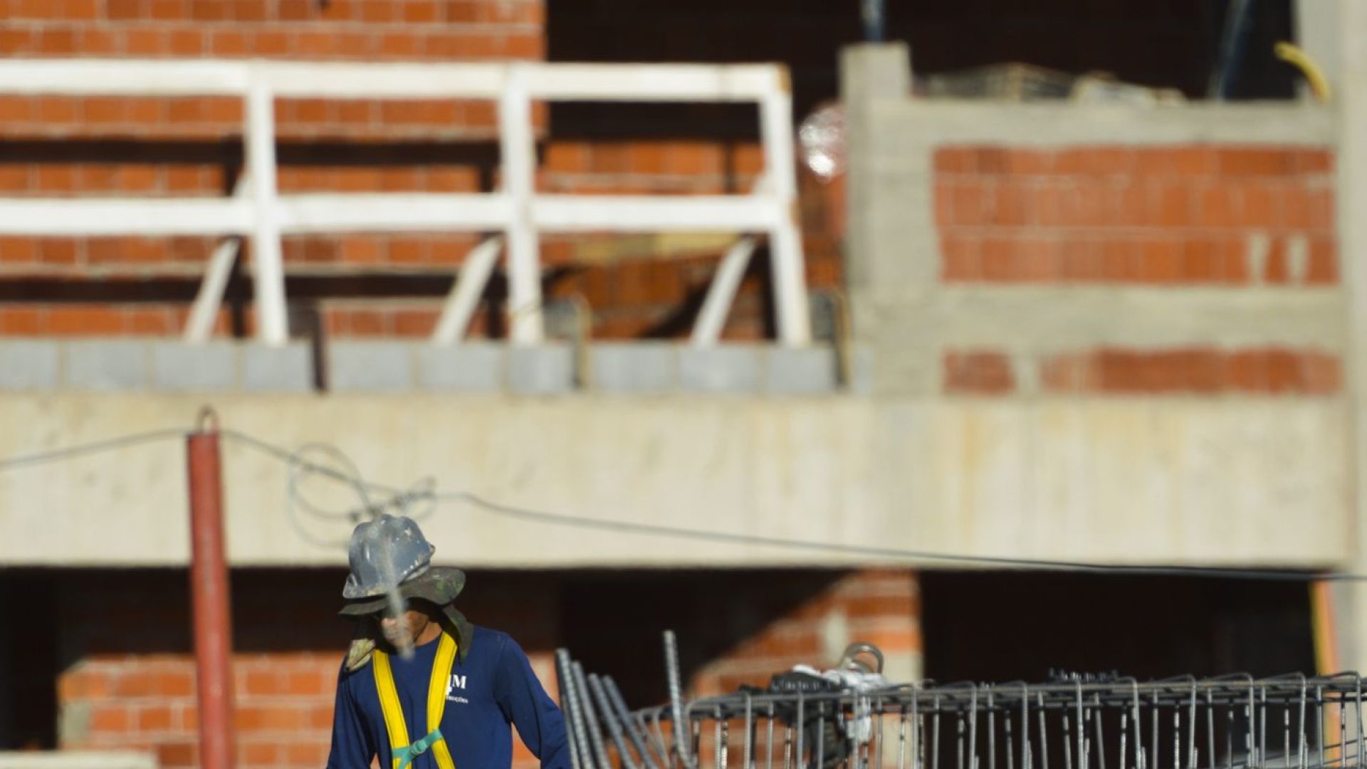 Construção empregou 2,5 milhões e pagou média de 2,1 salários mínimos