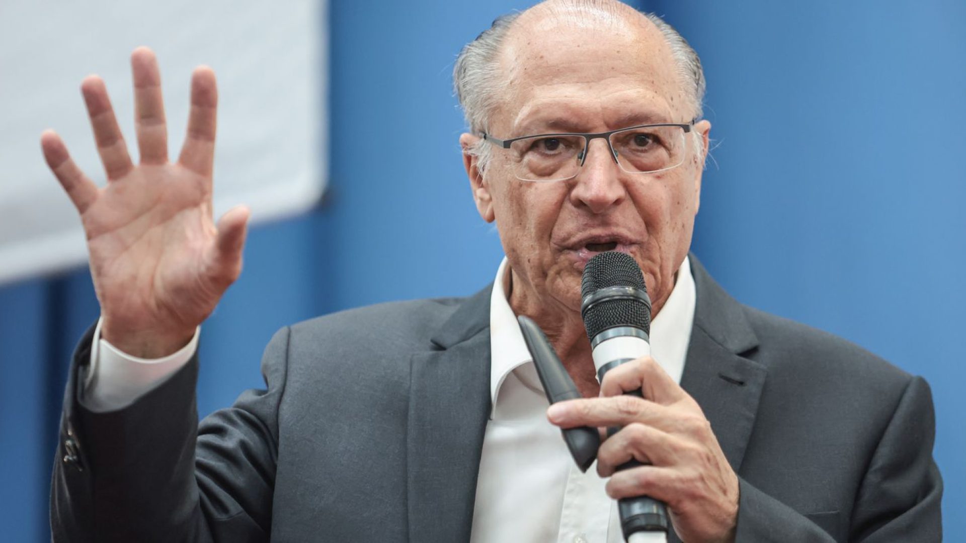 Alckmin diz que Milei presta desserviço à Argentina