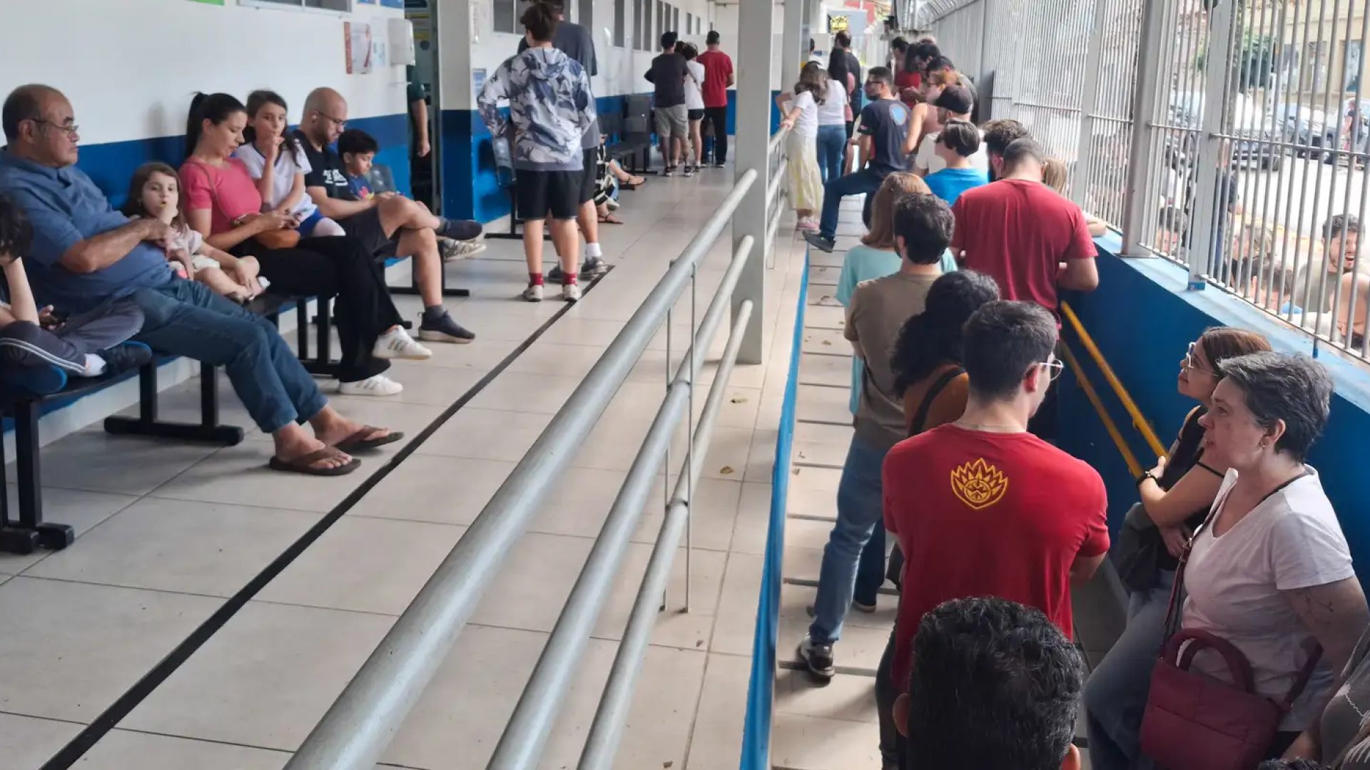 Paulistanos enfrentam filas para tomar vacina contra sarampo