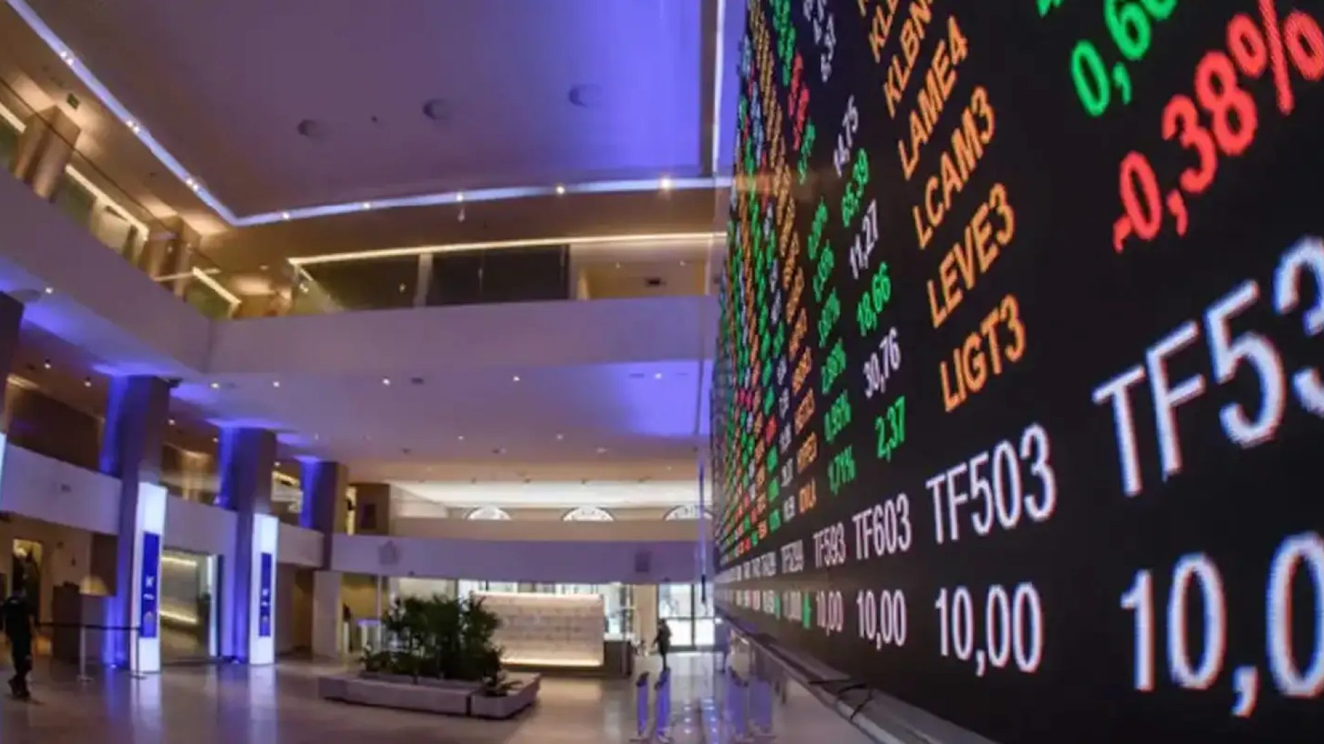 Bolsa atinge menor nível desde janeiro com exterior e tensão política