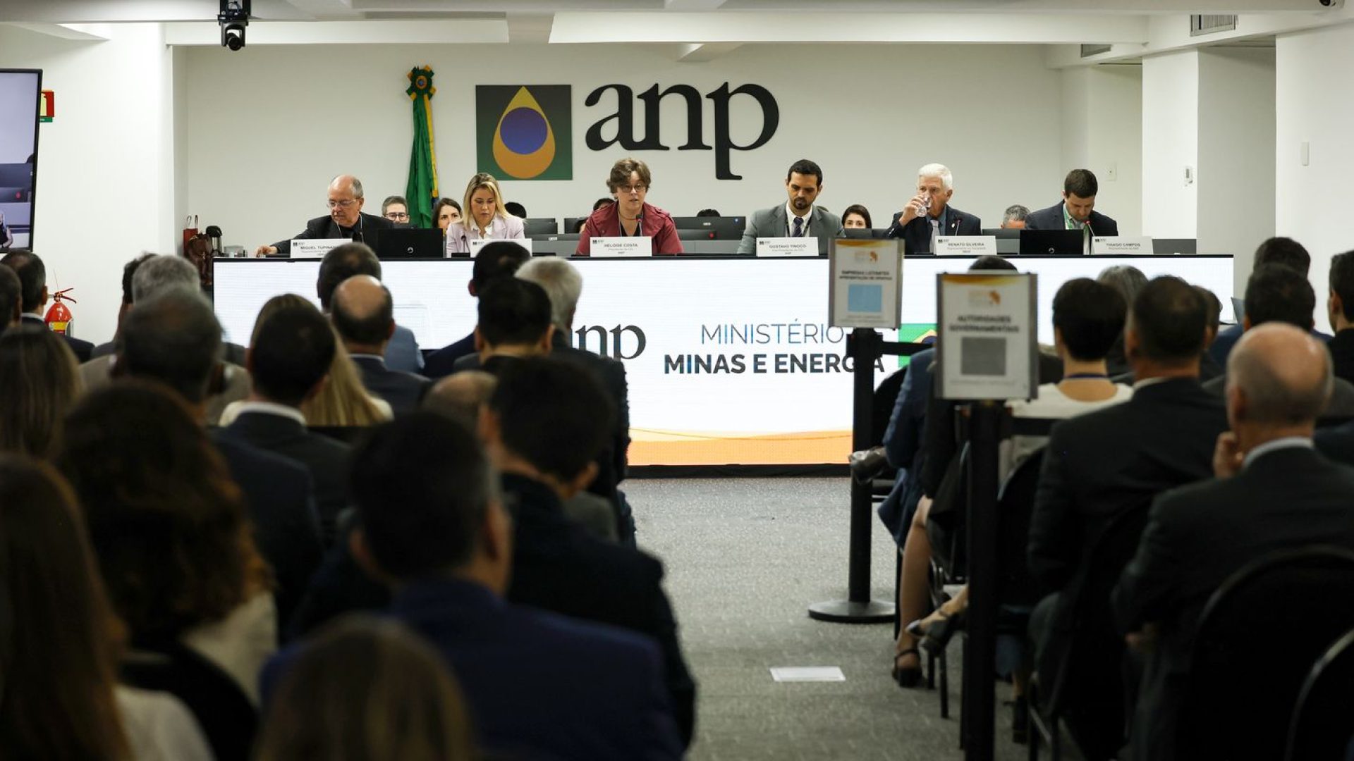 Leilão da ANP arrecada R$ 3 bilhões com a venda de 49 blocos