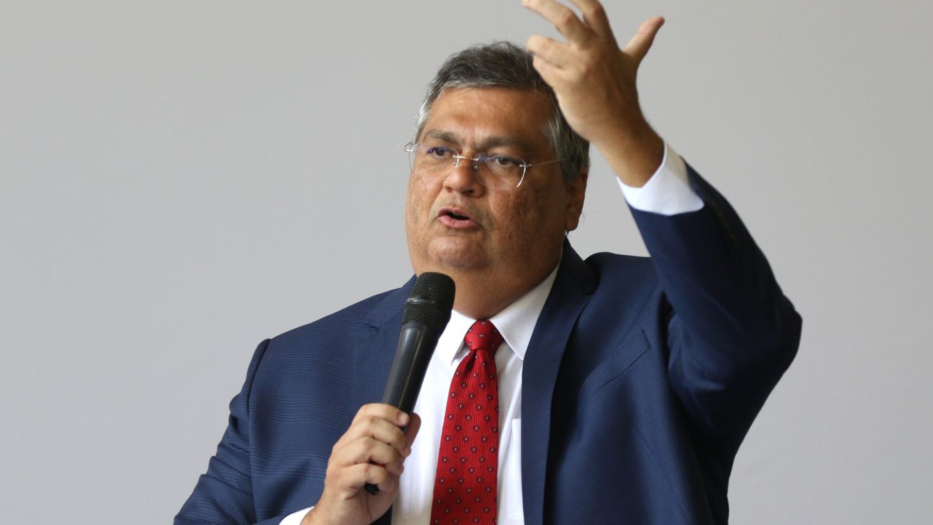 Dino bloqueia R$ 119 milhões de Valdemar por suspeitas em emendas