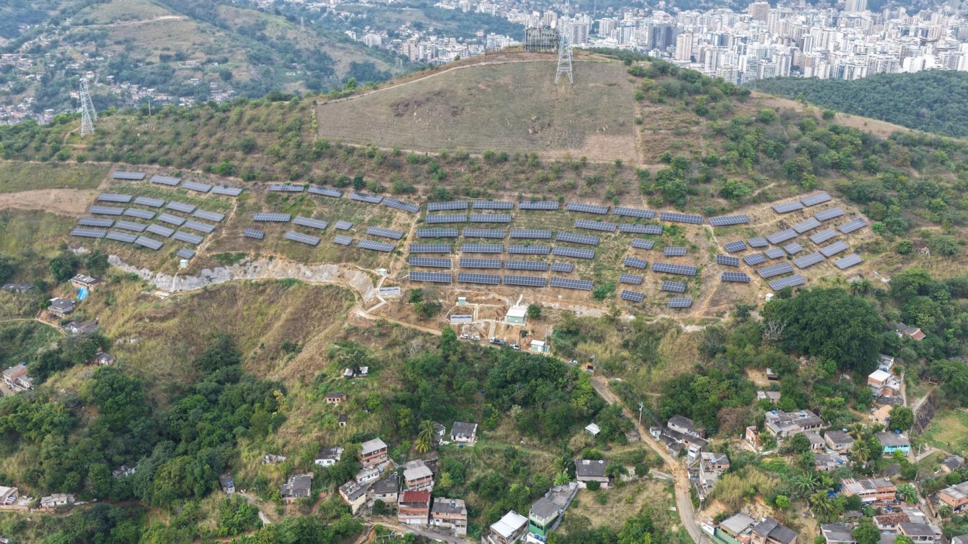 Usina solar em comunidade de Niterói gera energia para 19 creches