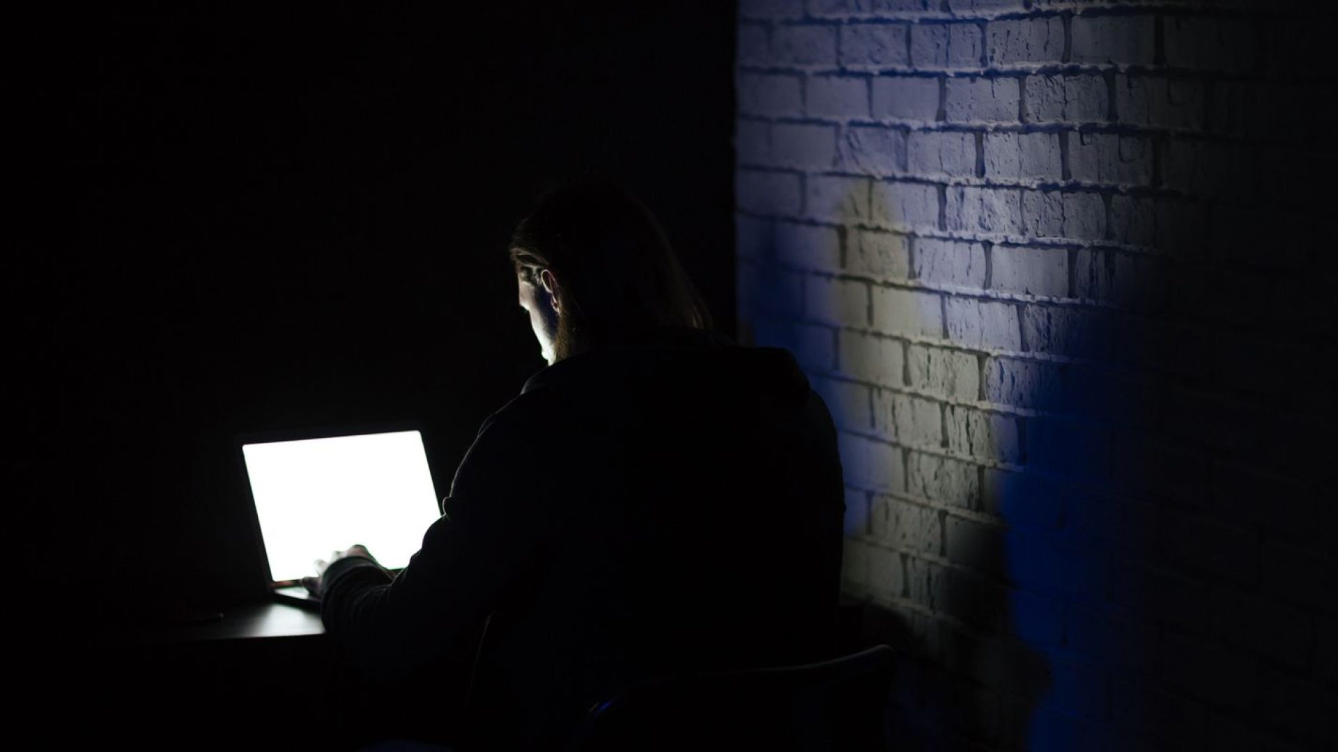 vista-traseira-do-jovem-concentrado-usando-laptop.jpg