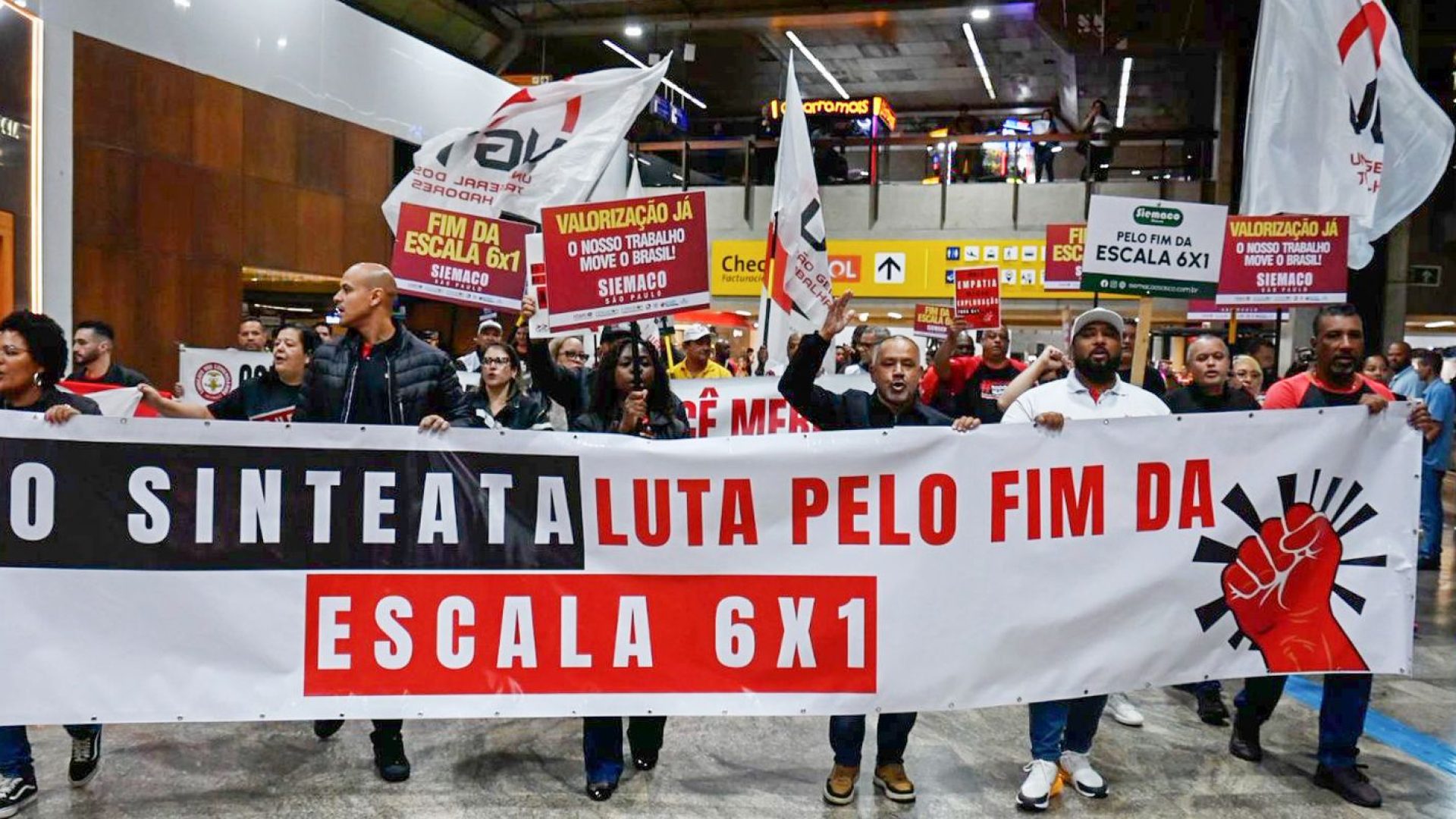 Manifestação no Aeroporto de Guarulhos pede fim da escala 6x1