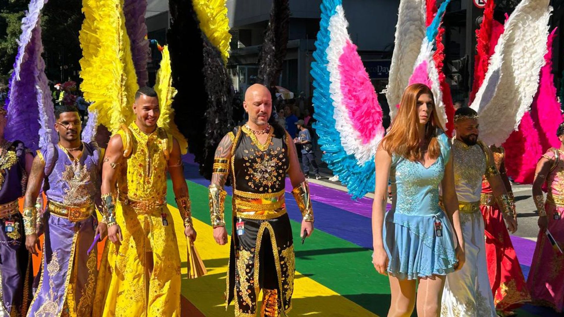 Parada do Orgulho LGBT+ leva cores e vibração à Avenida Paulista
