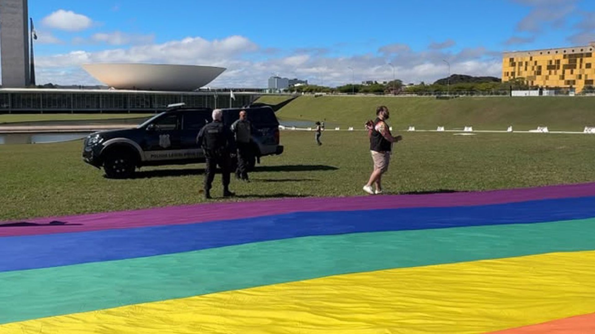 Polícia legislativa proíbe bandeira LGBTQIA+ em gramado do Congresso